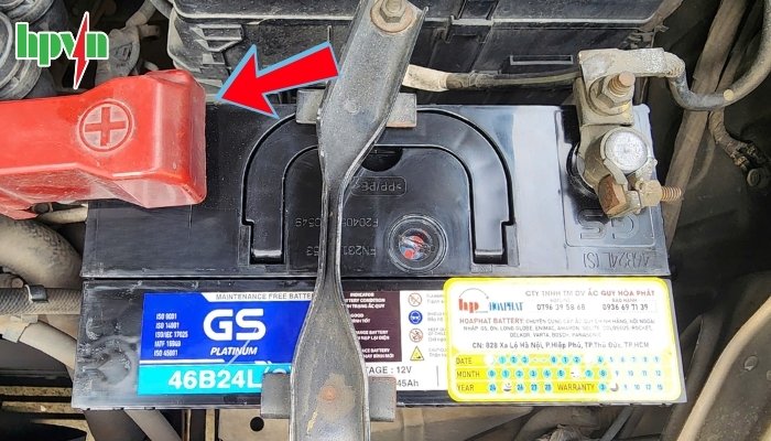 Cọc dương ắc quy thường sẽ được bọc lại