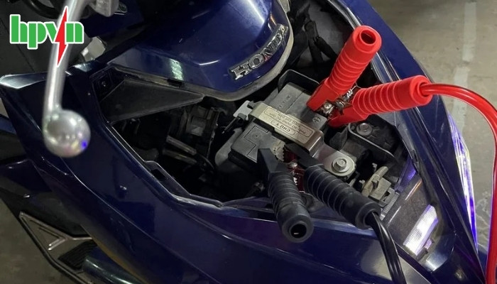 Kích ắc quy xe máy tại nhà