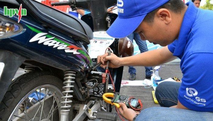 Kiểm tra điện áp ắc quy xe máy