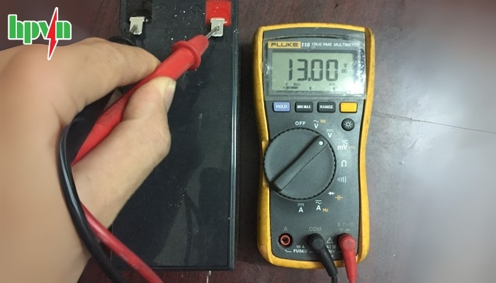 Kiểm tra điện áp ắc quy trước khi mua