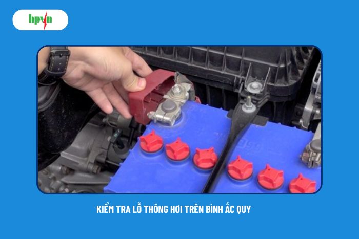 Kiểm tra lỗ th&ocirc;ng hơi tr&ecirc;n b&igrave;nh ắc quy&nbsp;