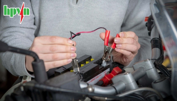 Sử dụng máy sạc chuyên dụng