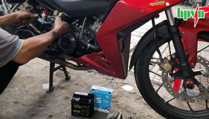 Tháo bình ắc quy xe máy