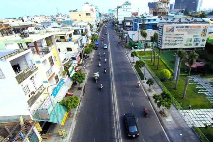 Đường Lũy B&aacute;n B&iacute;ch l&agrave; khu vực đ&ocirc;ng d&acirc;n cư&nbsp;