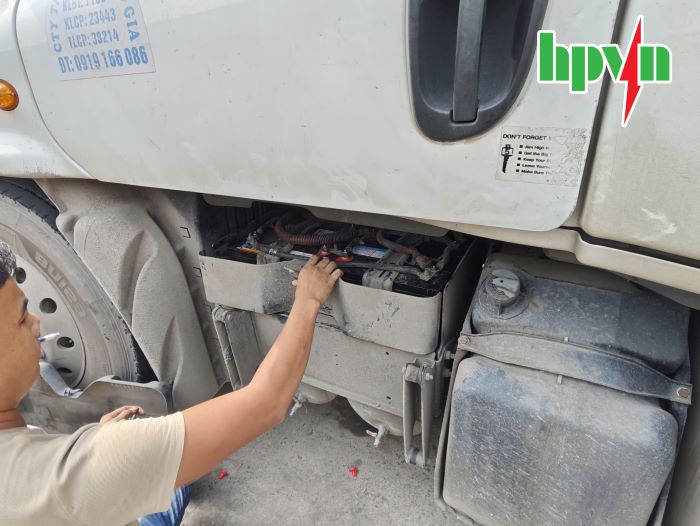Thay bình ắc quy GS xe ô tô quốc lộ 13