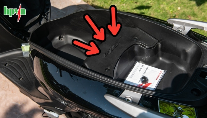 Vị trí ắc quy xe SH125i, 150i và SH Ý (đời mới từ 2020 về sau)