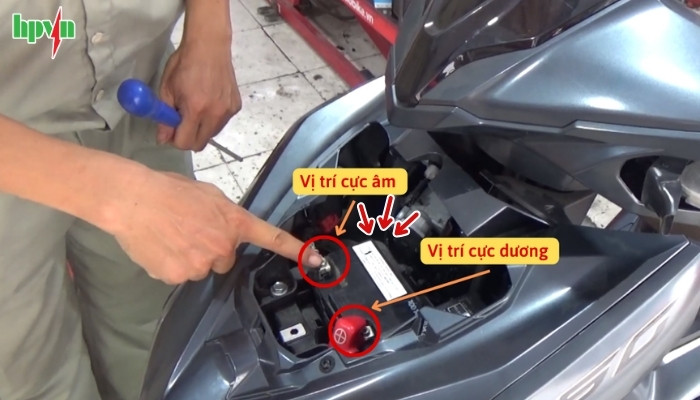 Vị trí ắc quy xe Air Blade đời cũ trước 2023