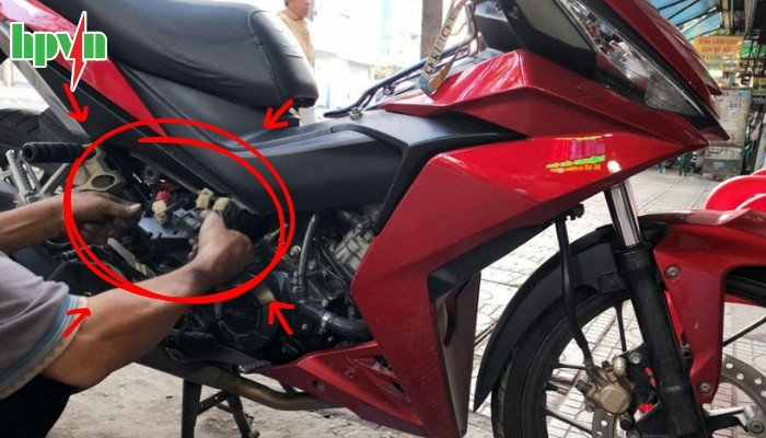 Vị trí bình ắc quy xe winner